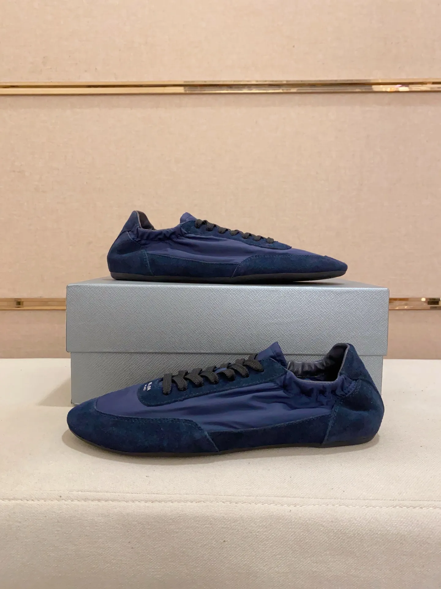 Men's shoes 💰 500💰 ✔️✔️✔️High version High-quality new PRADA counters are launched simultaneously. The new men's shoes and 😘fabrics are selected from first-layer cow suede and waterproof fabrics, and are made by pure handicrafts. Lining: Full sheepskin lining. 👍🏿 High-end ☄️ air-cushion molded anti-slip rubber outsole, exquisite lines, simple and elegant, comfortable and high-end for leisure travel. Number of yards: 38 to 44. Can be customized45